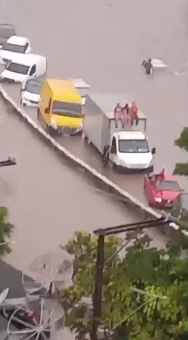 Chuva forte provoca alagamentos, transbordamento de córregos e arrasta carros em São Paulo e no ABC; VÍDEO
