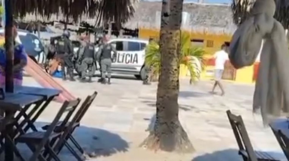 Polícia prende suspeitos momentos após matarem homem em barraca de praia na Barra do Ceará, em Fortaleza. — Foto: Reprodução