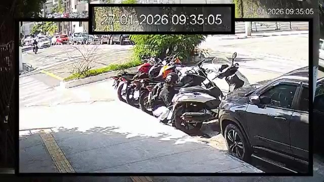 VÍDEO: flagrante mostra ladrão roubando módulo de quatro motos em menos de um minuto em plena luz do dia