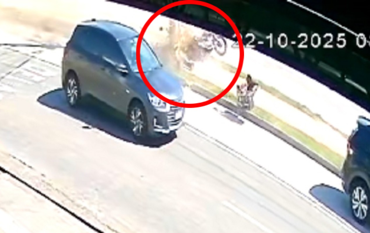 VÍDEO: motociclista morre ao ser atingido por carro e arremessado contra poste em avenida de Sorocaba