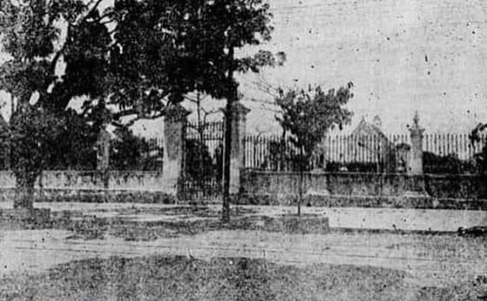 Fotografia mostra o gradil do Cemitério São José. — Foto: Reprodução/Jornal do Commercio