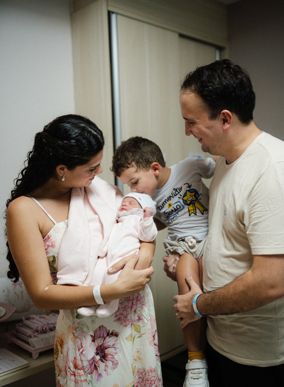 Maria Eduarda, de 27 anos, teve dois filhos no banheiro de casa — Foto: Arquivo Pessoal