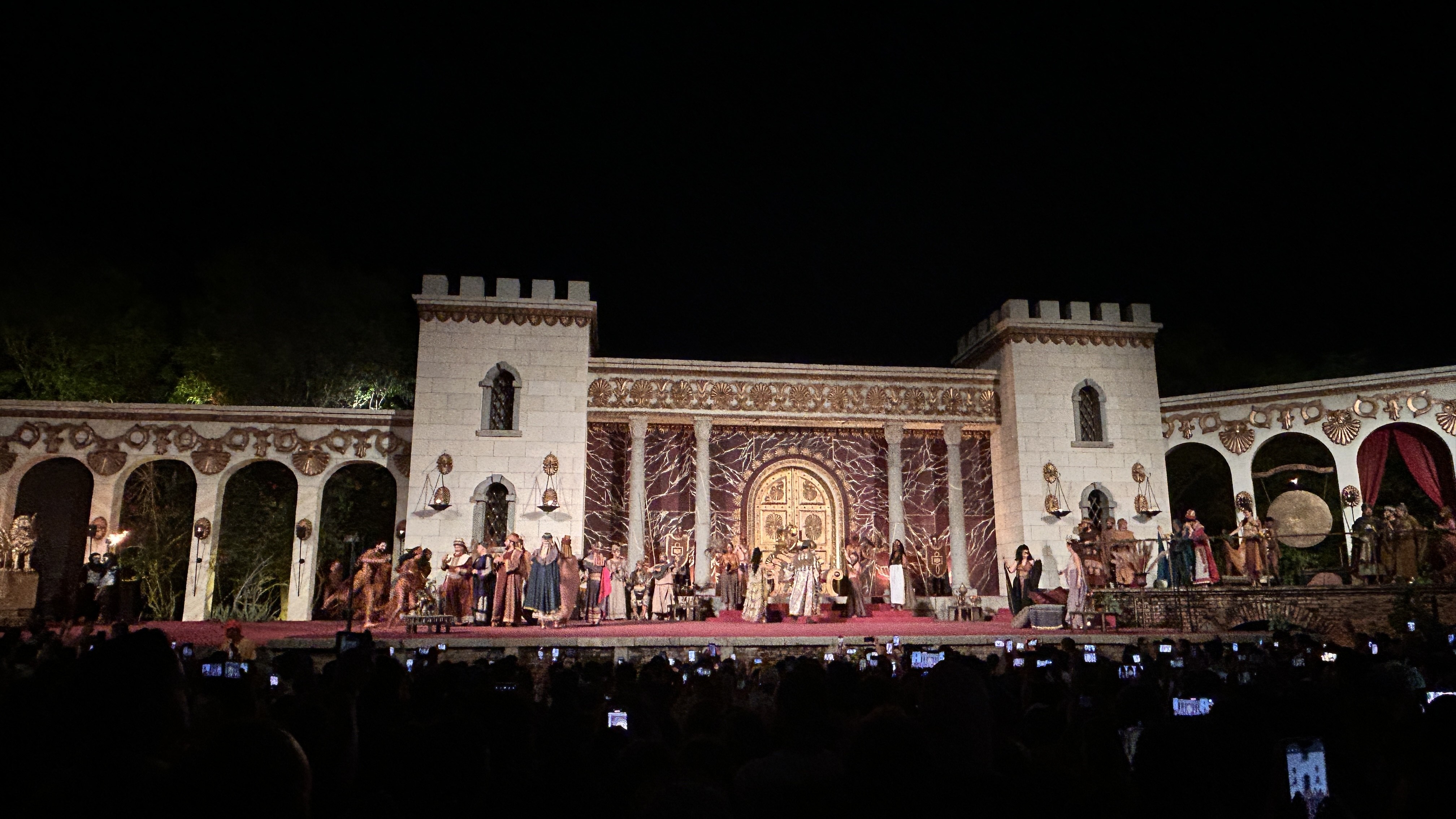 Paixão de Cristo de Nova Jerusalém revela bastidores: veja FOTOS dos 9 cenários do maior teatro ao ar livre do mundo