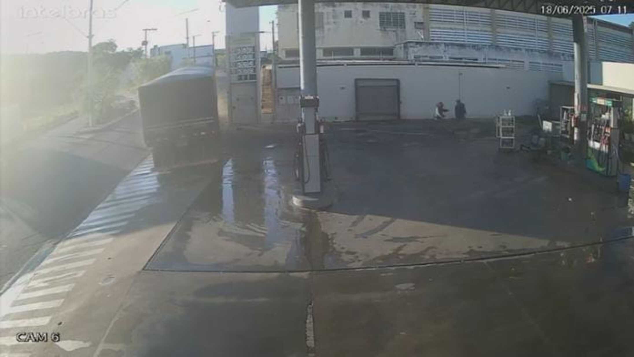 VÍDEO: Semirreboque desce avenida sem controle e atinge carro e muro de posto de combustíveis em MG