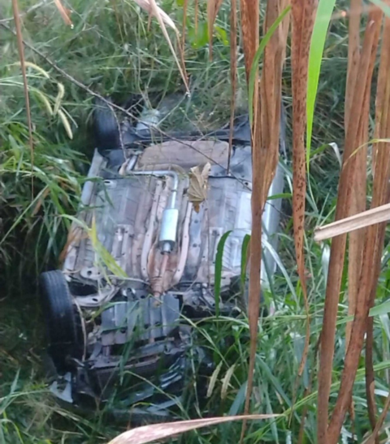 Homem morre e quatro pessoas ficam feridas após carro cair em ribanceira na BR-494, em Divinópolis
