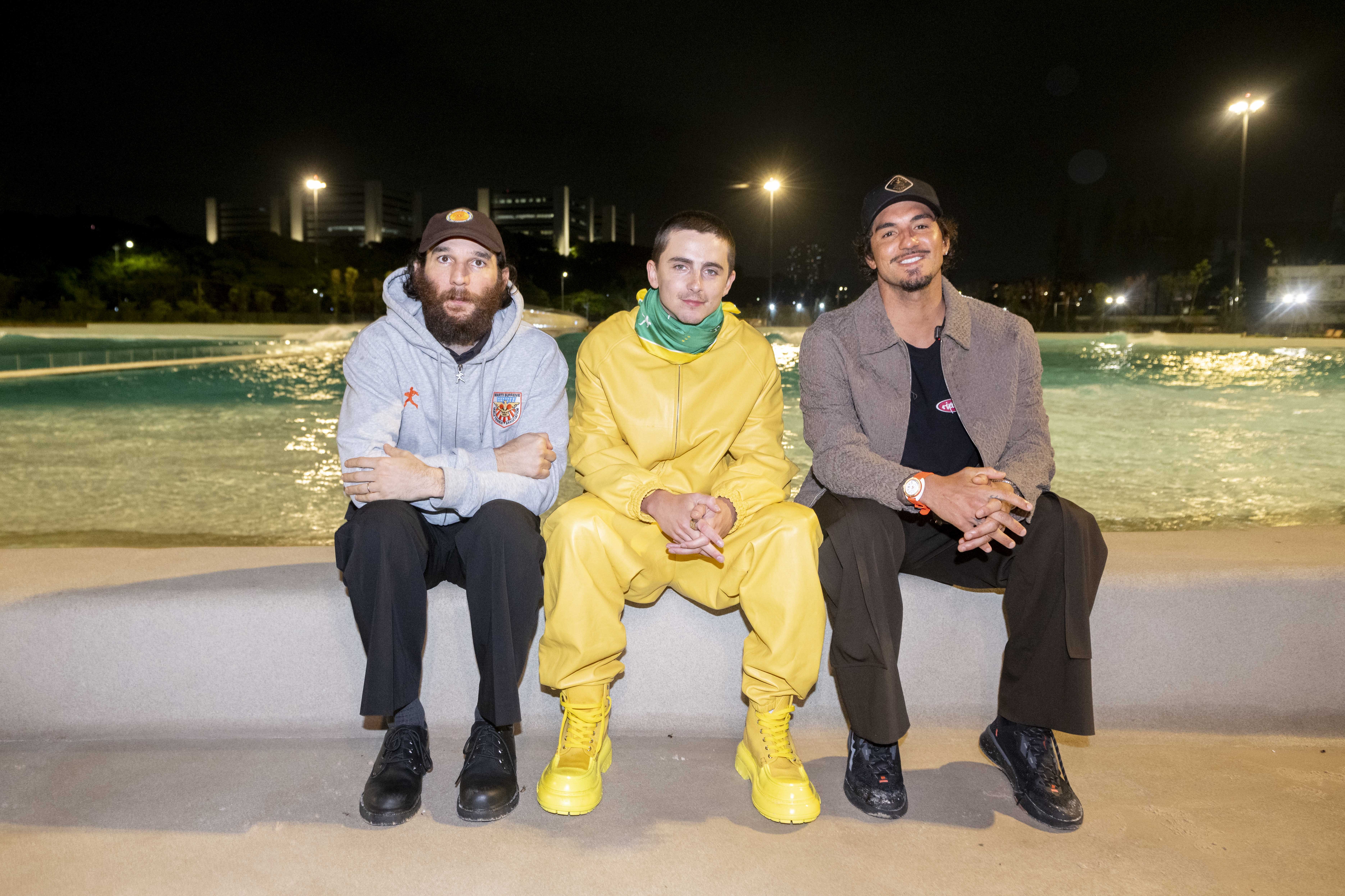 Timothée Chalamet aparece com Gabriel Medina em 'praia artificial',  nova febre de clubes de luxo em SP