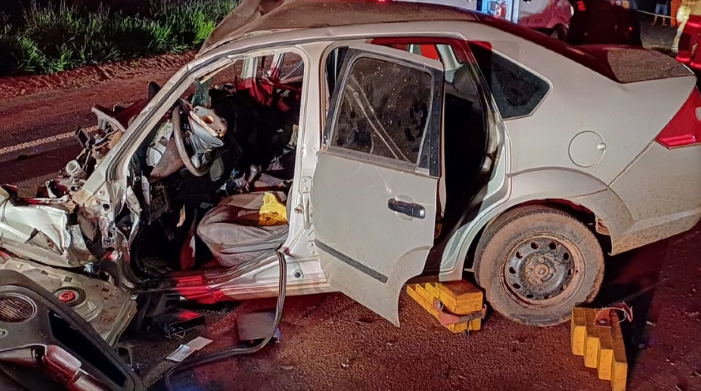 Dois homens, de 39 e 44 anos, morreram no local. — Foto: PRF