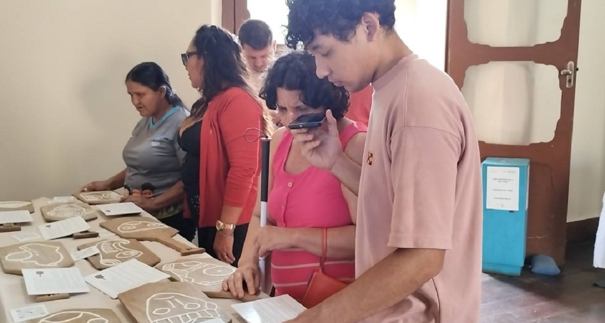 Exposição inclusiva segue aberta no Centro Cultural João Fona e emociona visitantes cegos e com baixa visão em Santarém
