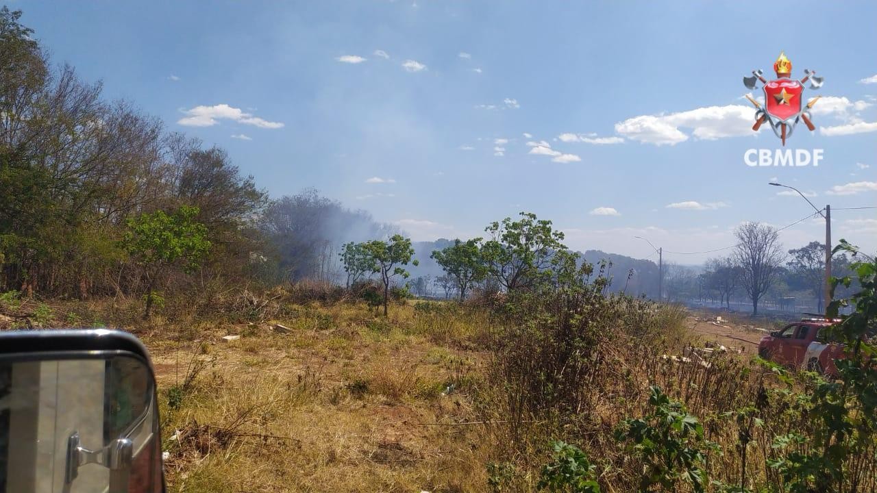 VÍDEO: incêndio atinge vegetação próxima a chácaras e rodovias no DF