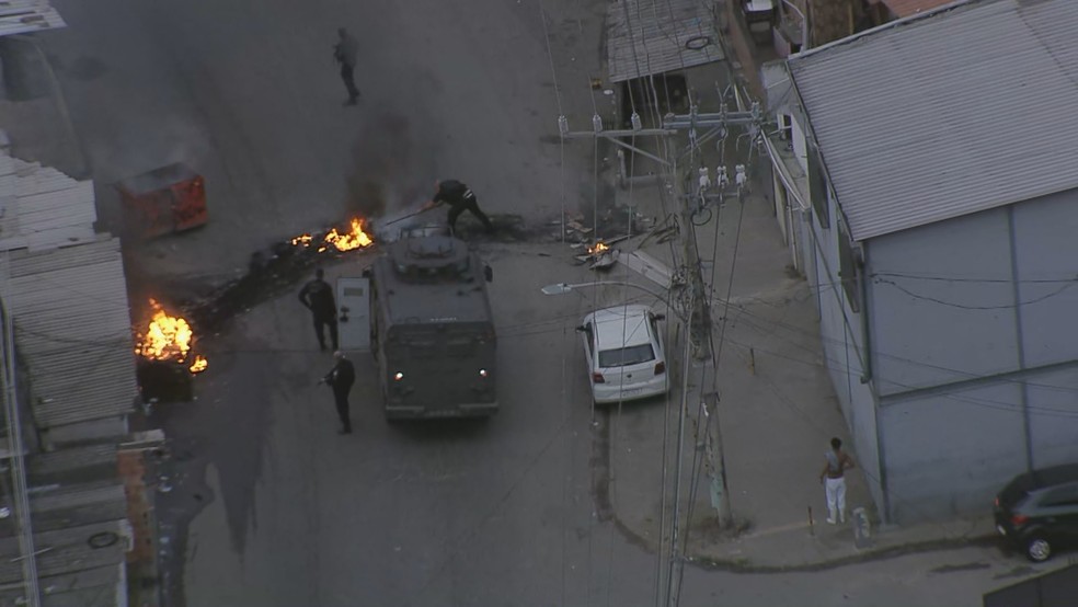Barricadas na Estrada de Botafogo, em Costa Barros, impede a movimentação policial no local — Foto: Charles Júnior/TV Globo
