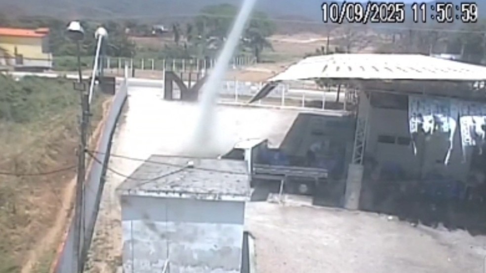 Redemoinho é capturado pelas câmeras de segurança de indústria. — Foto: Reprodução