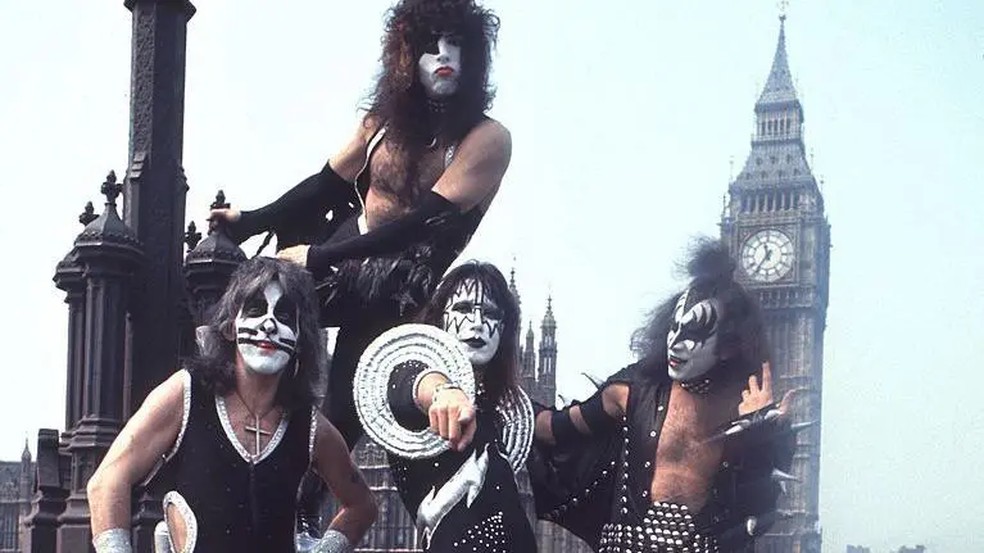 A banda novaiorquina Kiss posando em Londres em 1976; performances combinavam rock de qualidade com efeitos pirotécnicos — Foto: Getty Images