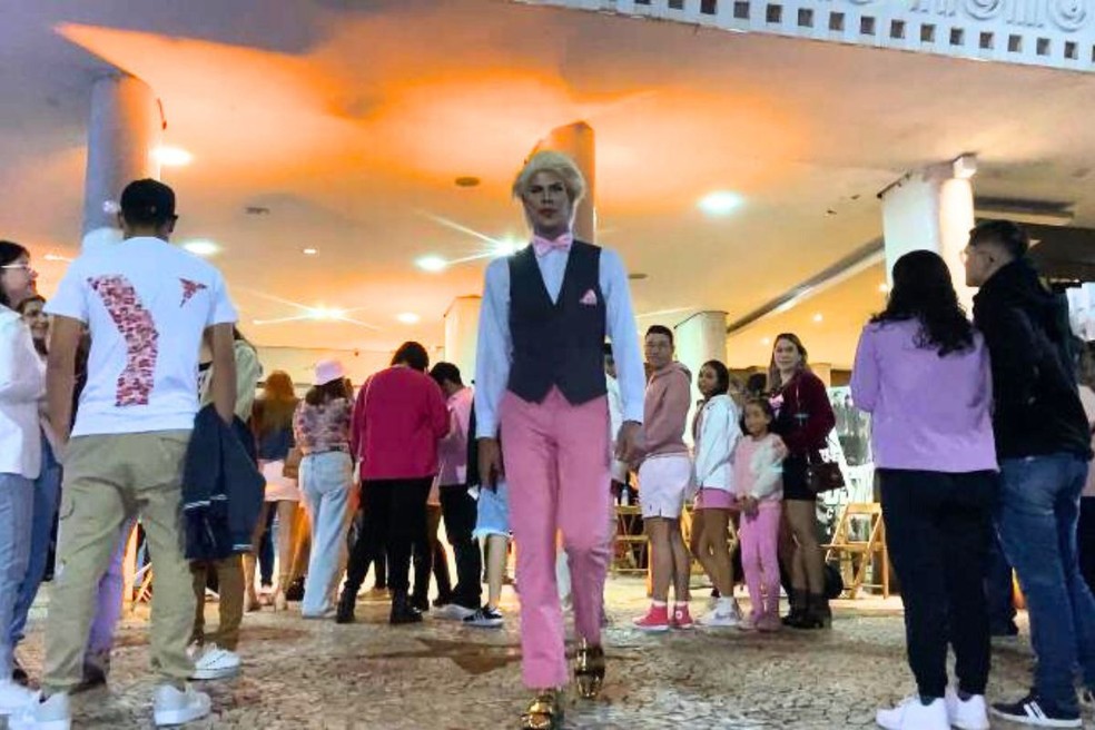 Ken Humano 'desfilou' na entrada de cinema na pré-estreia de 'Barbie' em Santos (SP) — Foto: Thiago D'Almeida/g1