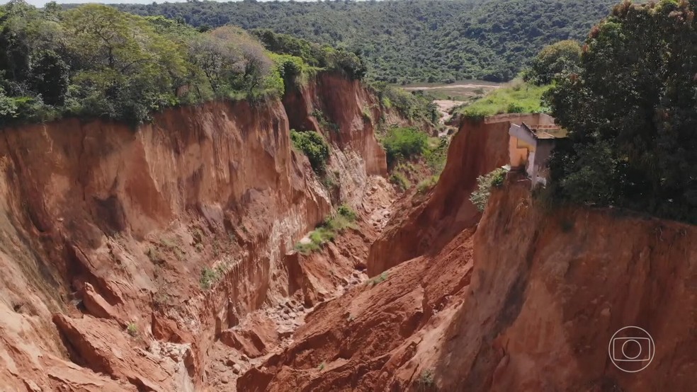 Voçorocas ameaçam dividir ao meio uma cidade do Maranhão — Foto: Reprodução/TV Globo