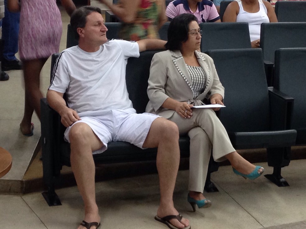 Casal Janadares (de terno bege) e Sergio Sfredo (de branco) na audiência — Foto: Natália Souza/G1