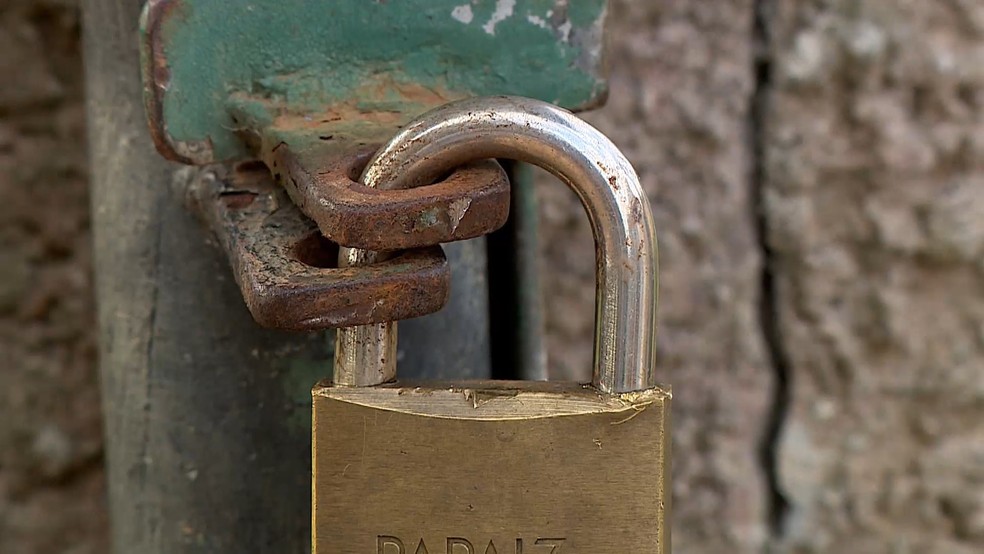 Criminosos tentaram arrombar um cadeado, antes de danificar a grade para entrar na propriedade. — Foto: TV Gazeta