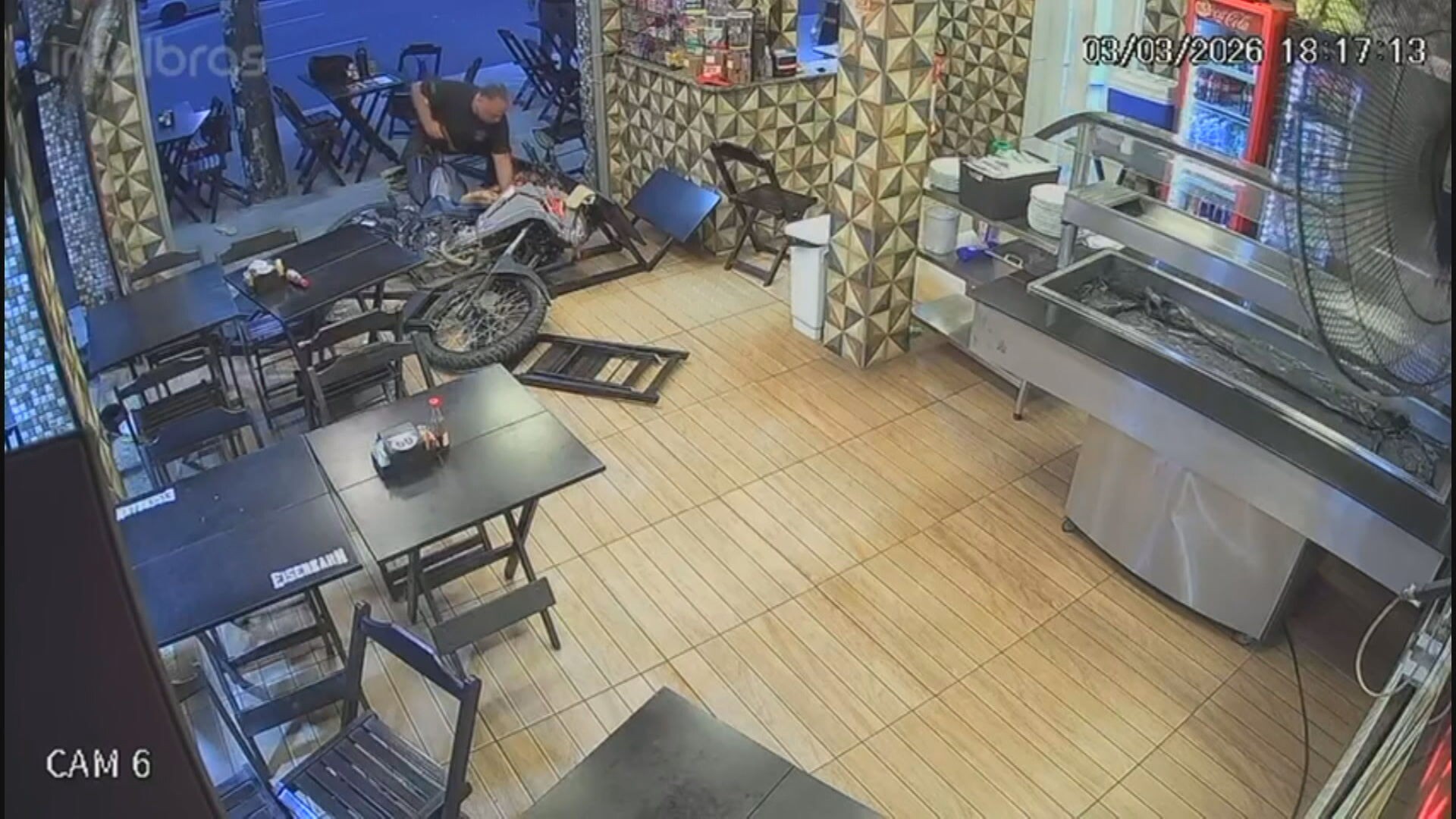 Suspeito de roubo é baleado e invade bar com moto durante fuga em São Gonçalo