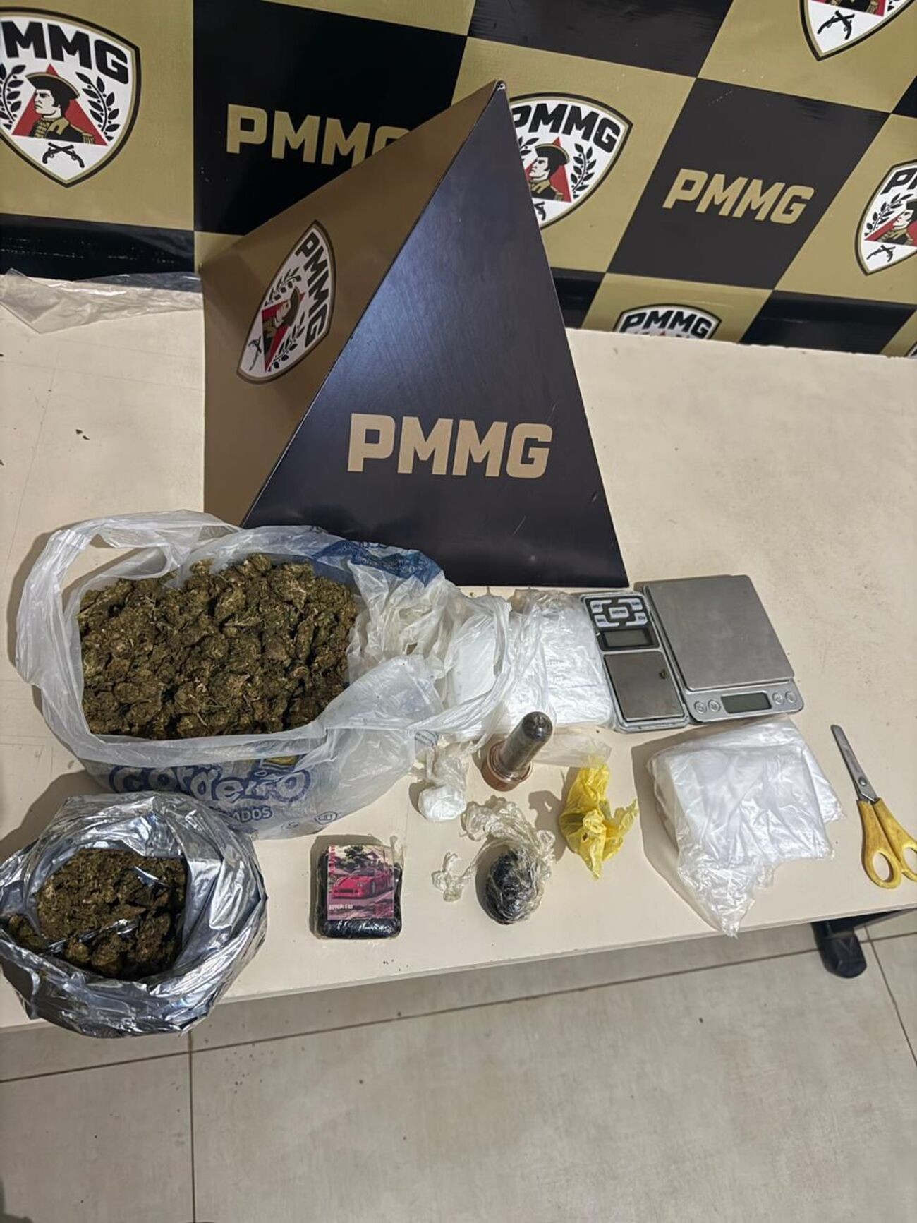 Após fazer entrega de drogas em Bocaiuva, mulher é abordada quando usava maconha com homens em casa