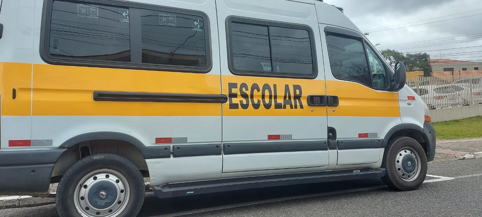 Motorista é presa após esquecer menina de 5 anos trancada em van escolar