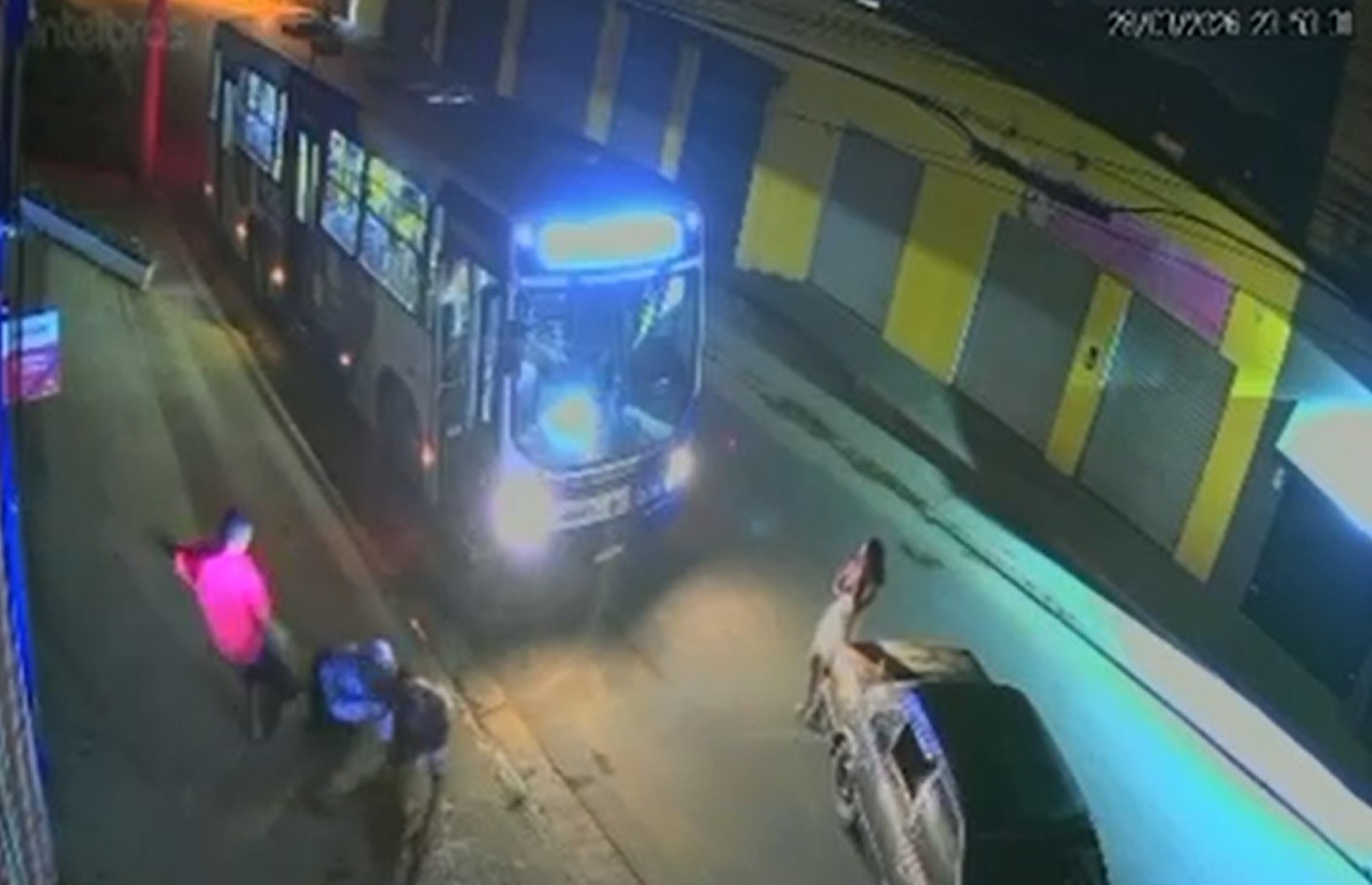 VÍDEO: motorista de ônibus é agredido após confusão em rua onde acontecia baile em Mogi das Cruzes