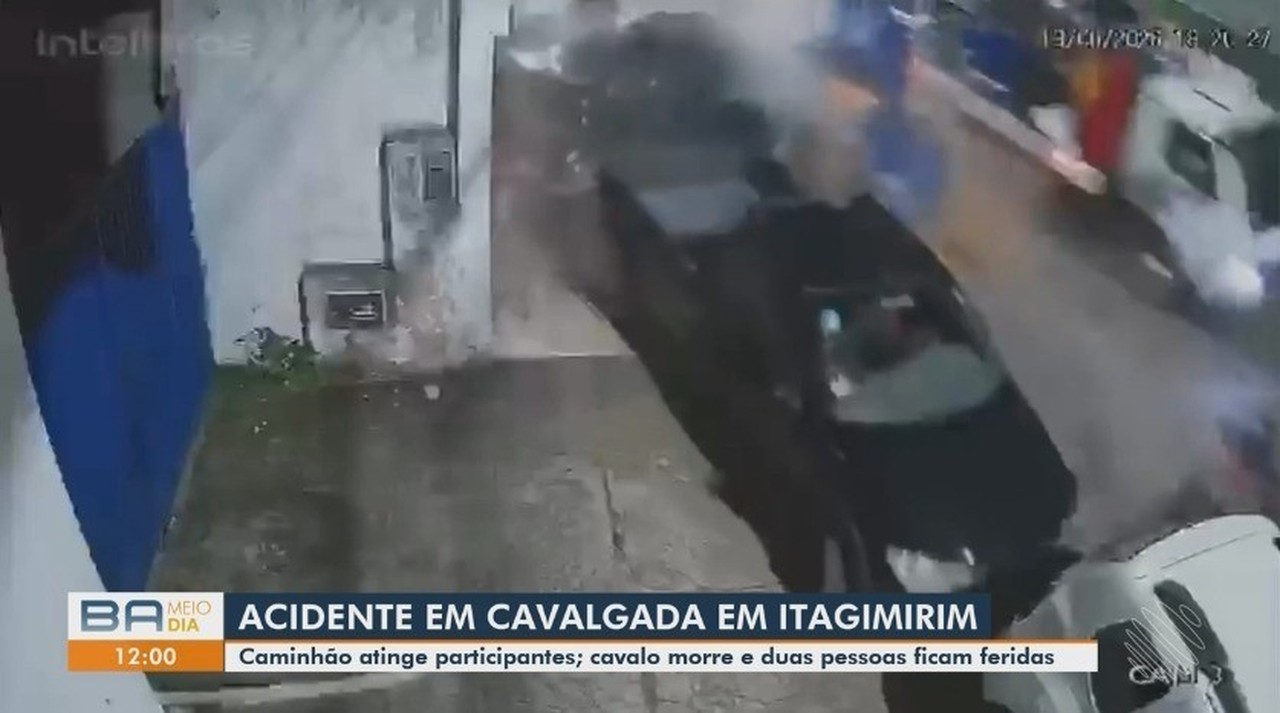 Duas pessoas ficam feridas e cavalo morre após caminhão desgovernado atingir participantes de cavalgada na Bahia