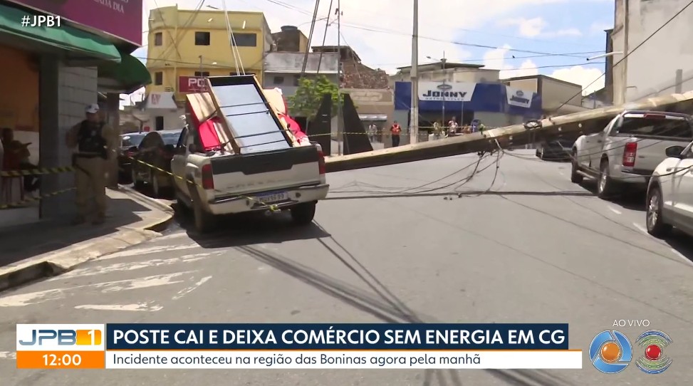 Poste cai, destrói carros e deixa parte do Centro de Campina Grande sem energia 