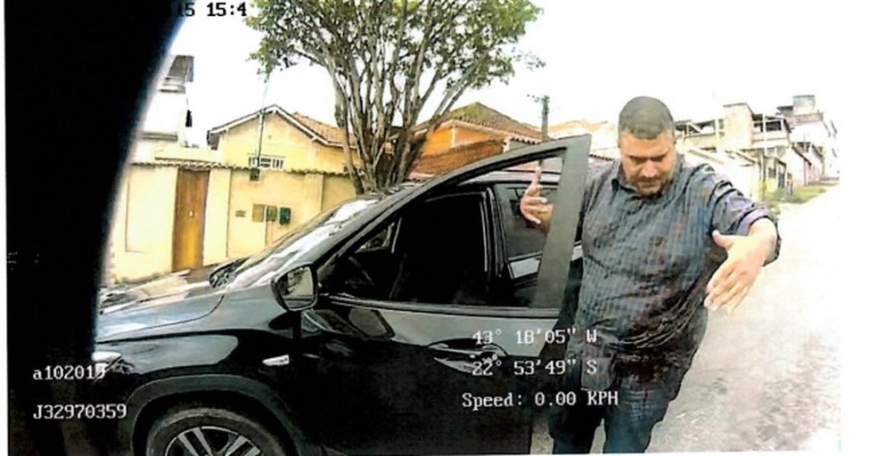 Bruno após ser alvejado e sangrando, em imagem gravada pelas câmeras dos policiais — Foto: Reprodução