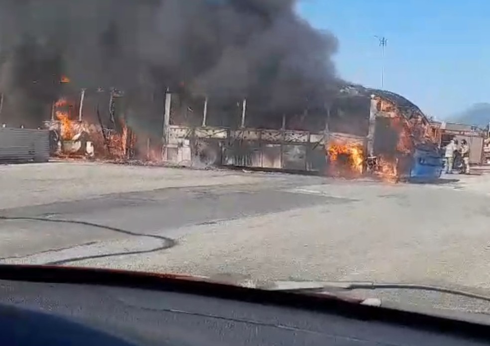 BRT é incendiado após sobrinho de Zinho ser morto — Foto: Reprodução