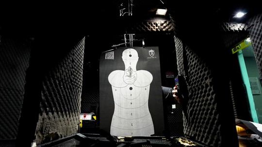 Metade das armas usadas por CACs são de uso restrito no Brasil, indica PF - PF passou a controlar armas dos Caçadores, Atiradores e Colecionadores (CACs) em 1º de julho. Grupo têm 1,5 milhão de armas registradas, 755 mil restritas. Arsenal inclui metralhadoras, canhões e até morteiros.