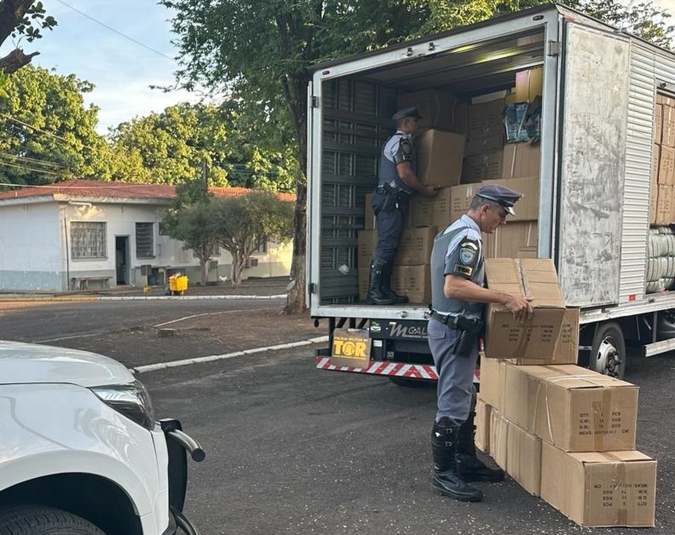 Polícia Rodoviária apreende 115 mil produtos de origem estrangeira, em Dracena (SP) — Foto: Polícia Rodoviária