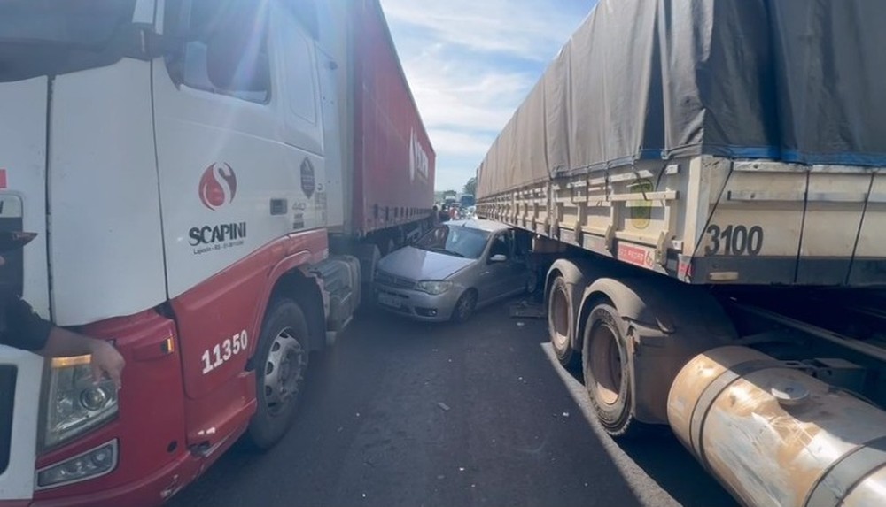 Uberlândia: Carro fica 'entalado' entre duas carretas em acidente na BR-050  