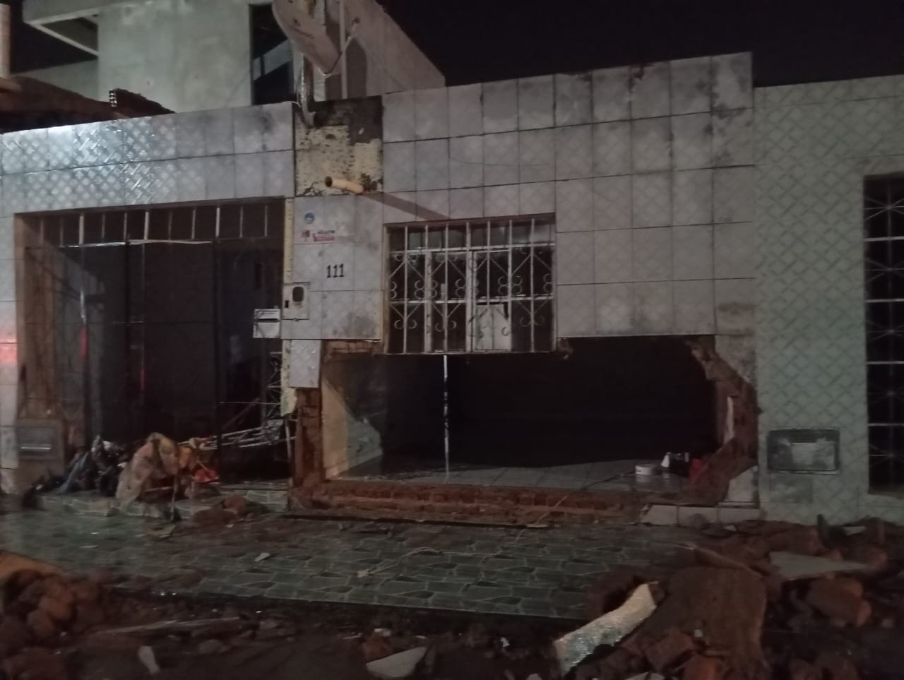 Queda de energia, ruas alagadas e carros submersos: veja impactos da chuva no interior da Bahia
