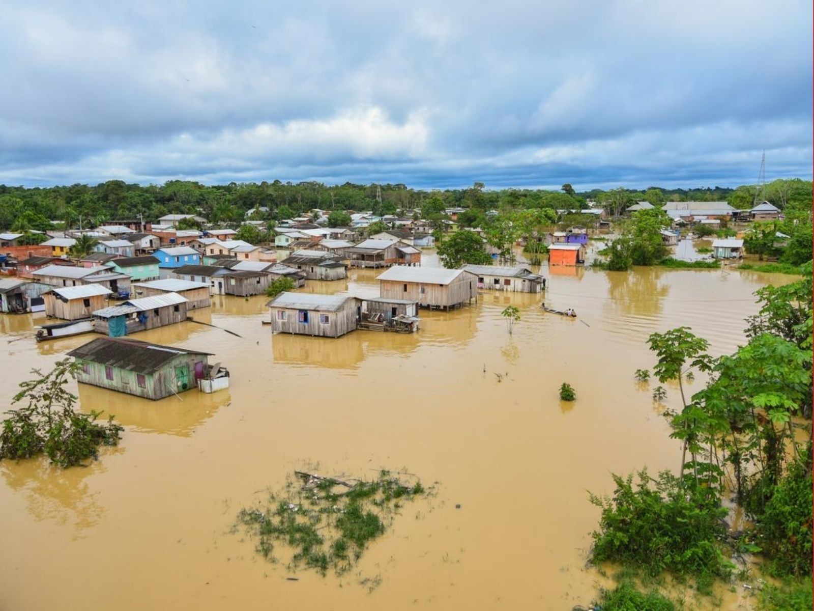 Rio Juruá ultrapassa 14 metros e enchente afeta mais de 28 mil moradores de Cruzeiro do Sul