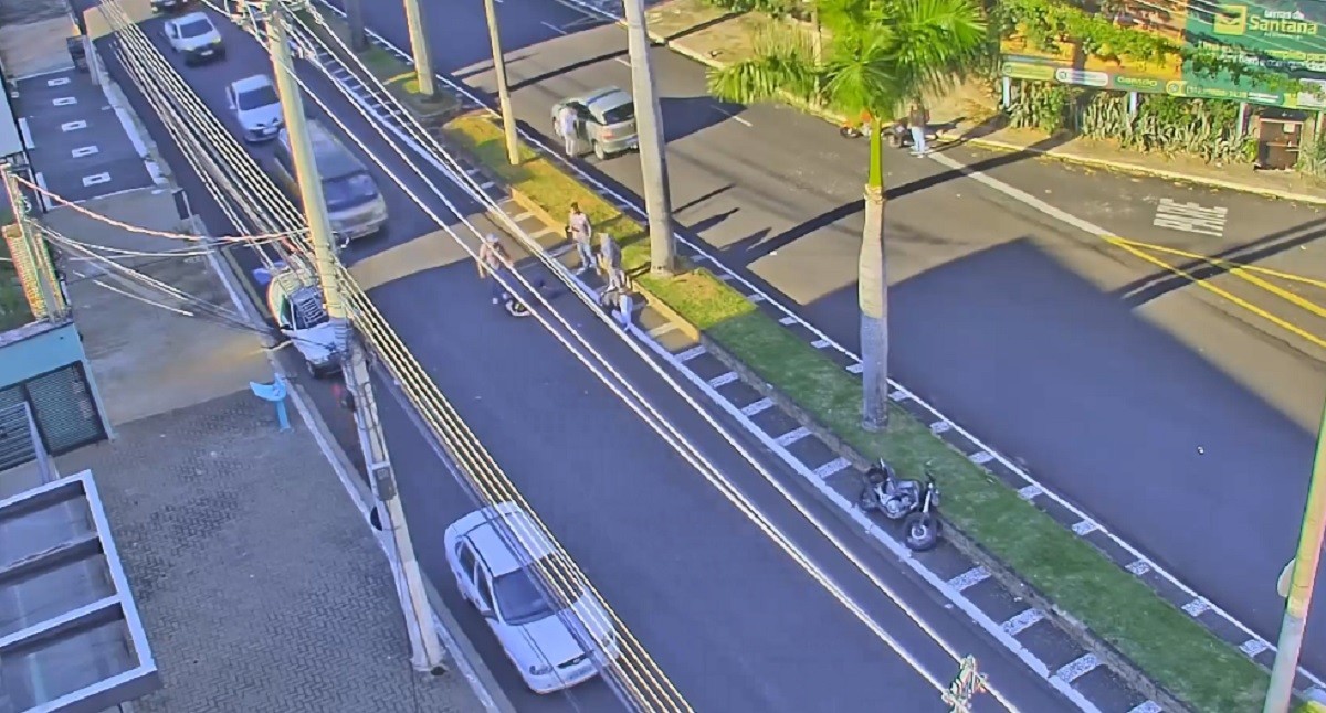 Motociclista passa mal, perde controle e bate em avenida no centro de Marília