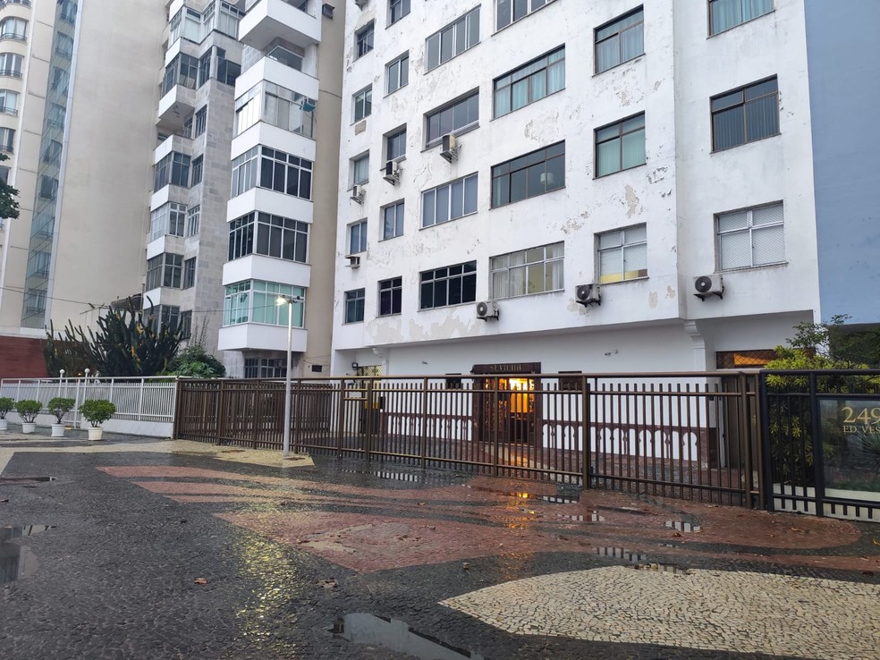 Prédio na Avenida Atlântica onde morava um alvo da Operação Rota do Rio — Foto: Jefferson Monteiro/TV Globo