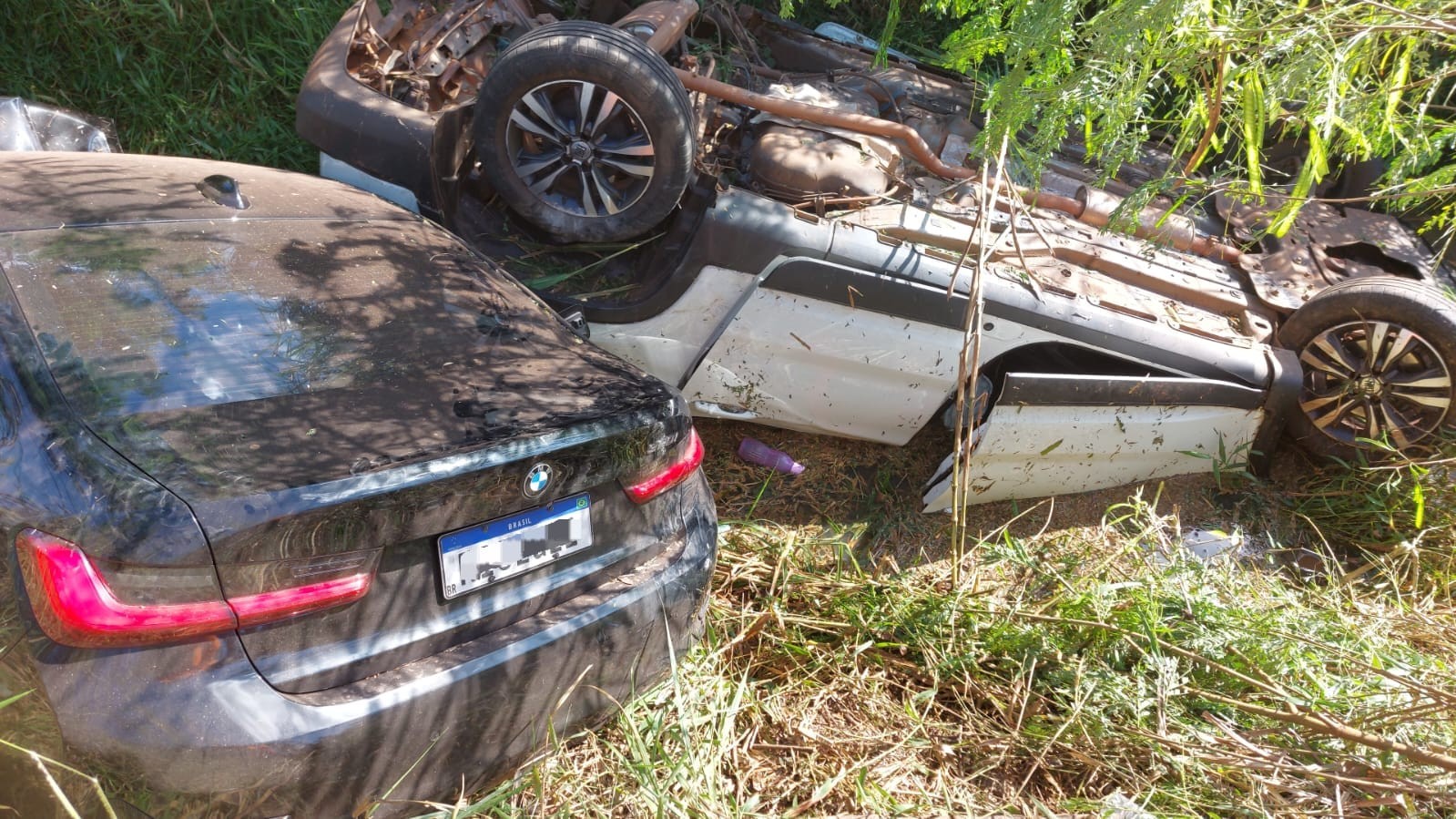 Motorista morre após caminhonete capotar e ficar submersa em córrego na MG-431
