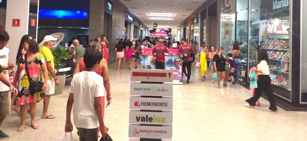 54% dos consumidores planejam adquirir seus presentes em lojas de shopping — Foto: Divulgação