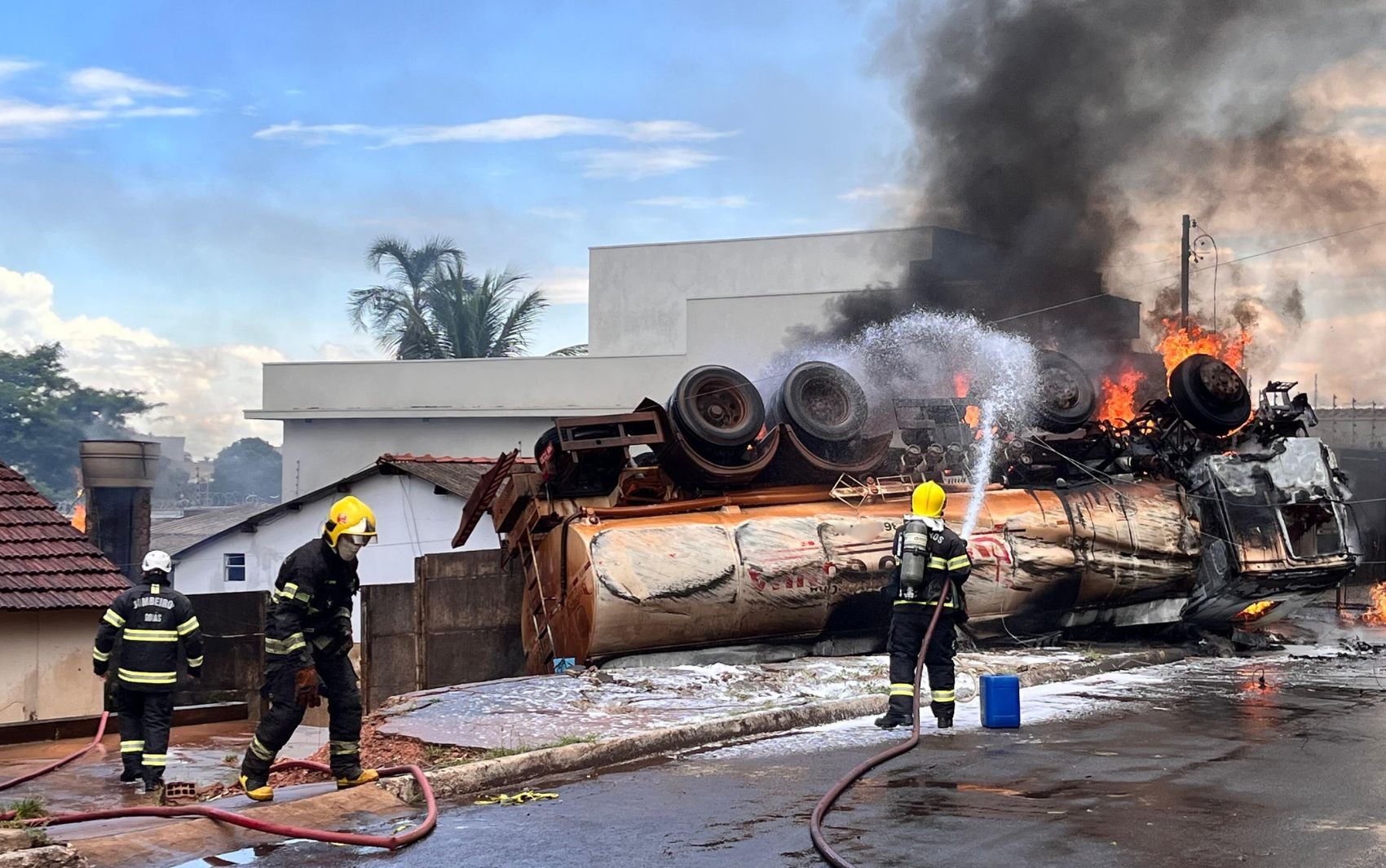 Caminho-tanque carregado de etanol explode, fogo atinge casas e deixa 4 pessoas feridas, em Rio Verde