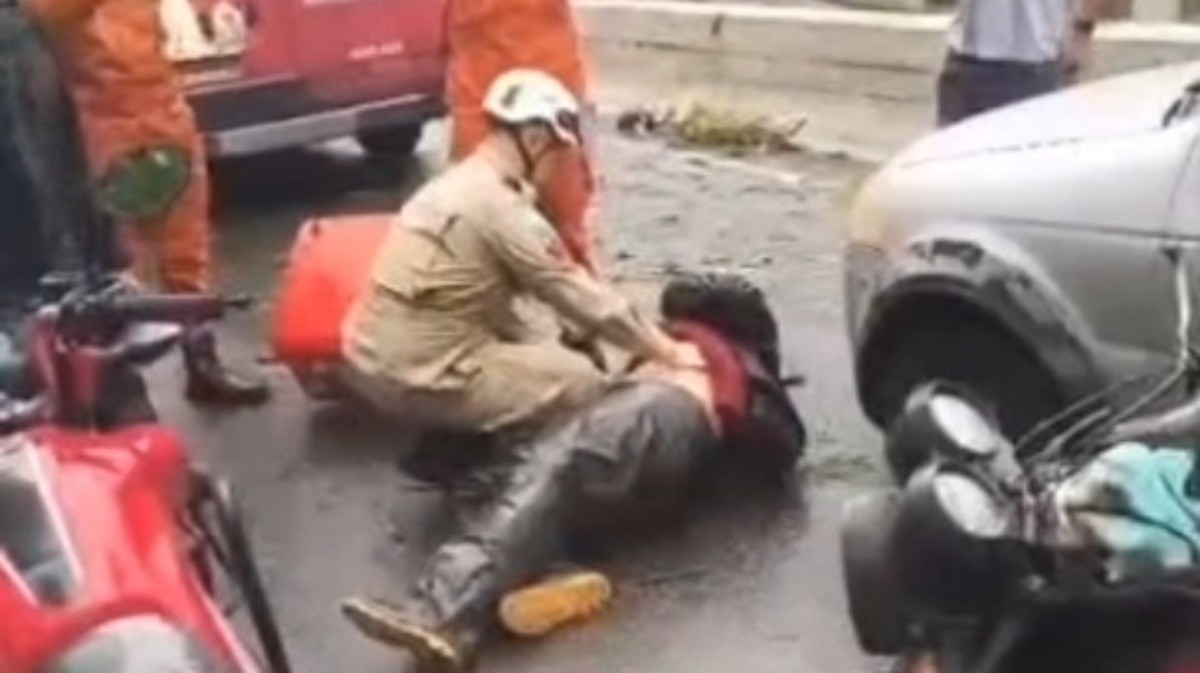 Árvore cai e atinge motoboy na saída do Túnel Acústico, na Zona Sul do Rio