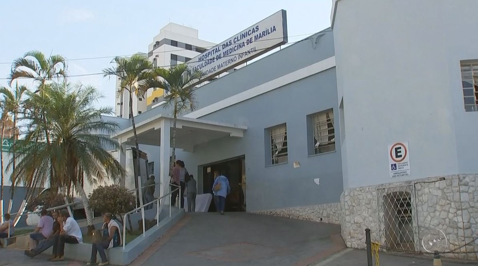 Bebê de 41 dias morre sufocada após irmão rolar na cama e dormir sobre ela - Foto: Reprodução / TV TEM