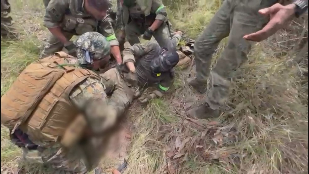 Policial do Bope é socorrido após ser baleado na perna durante megaoperação na Penha — Foto: Reprodução TV Globo