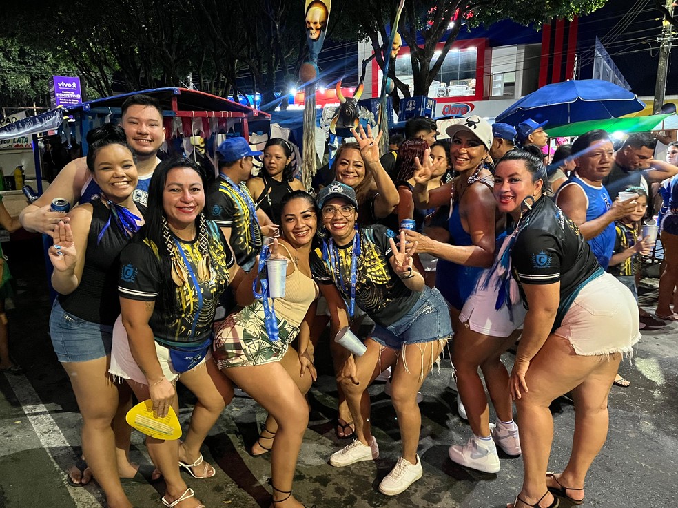 Torcedores do Caprichoso no festejo de Boi de Rua em Parintins — Foto: Daniel Landazuri, g1 AM