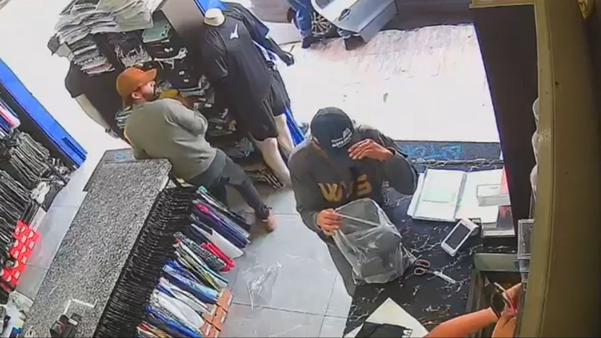 Polícia procura suspeitos de assaltar loja de roupas em Santa Luzia; VÍDEO