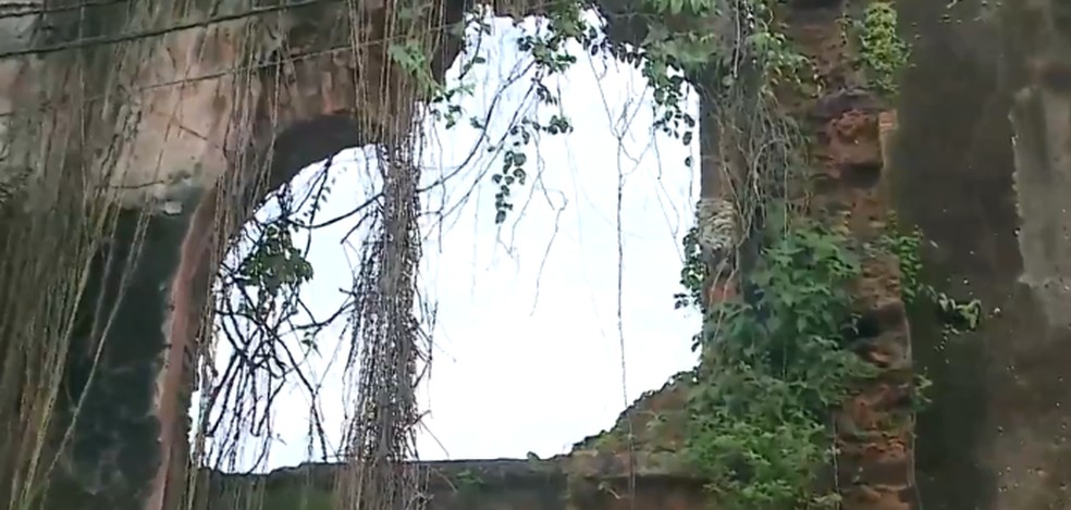 Estrutura comprometida do muro preocupa moradores. — Foto: Reprodução/Bom dia Mirante