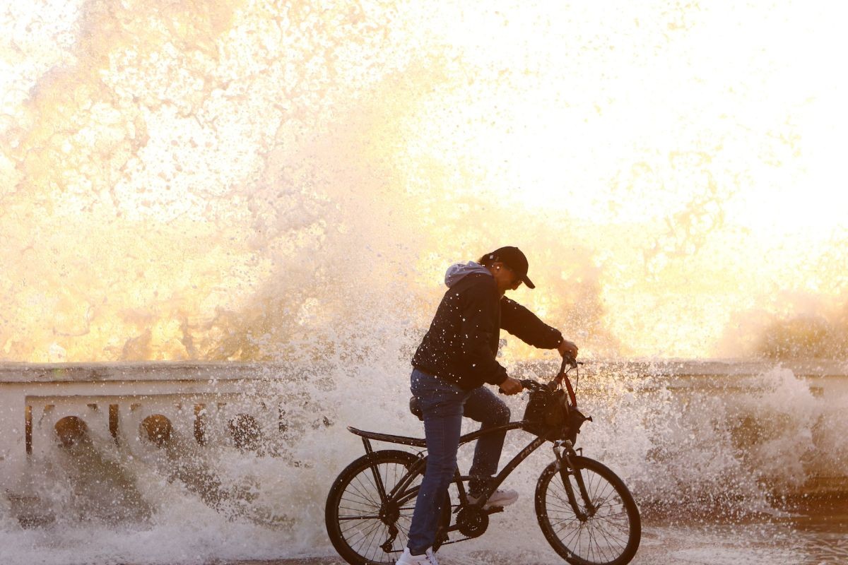 Ondas de mais de 2 metros e chuvas fortes colocam Baixada Santista em alerta