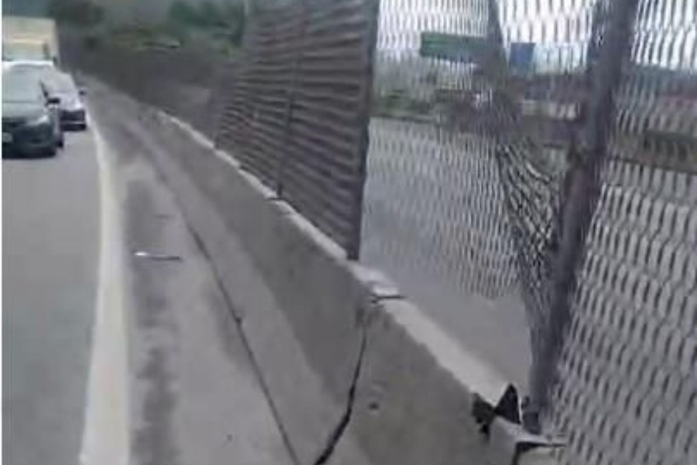 Motociclista se chocou contra mureta da Rodovia Cônego Domênico Rangoni, em Cubatão (SP) — Foto: Reprodução/CCI Artesp
