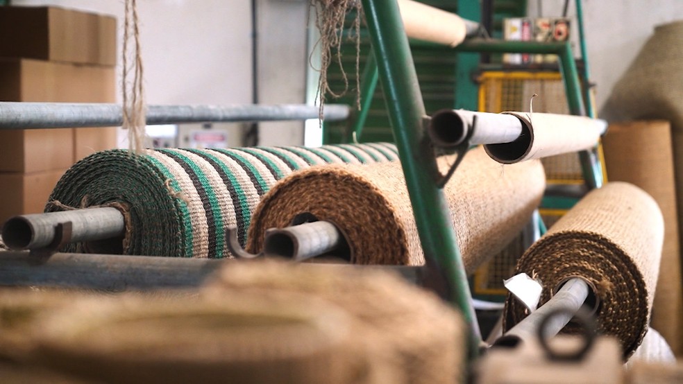Apaeb fabrica tapetes, carpetes, cordas e outros produtos com a fibra do sisal — Foto: Reprodução/TV Bahia