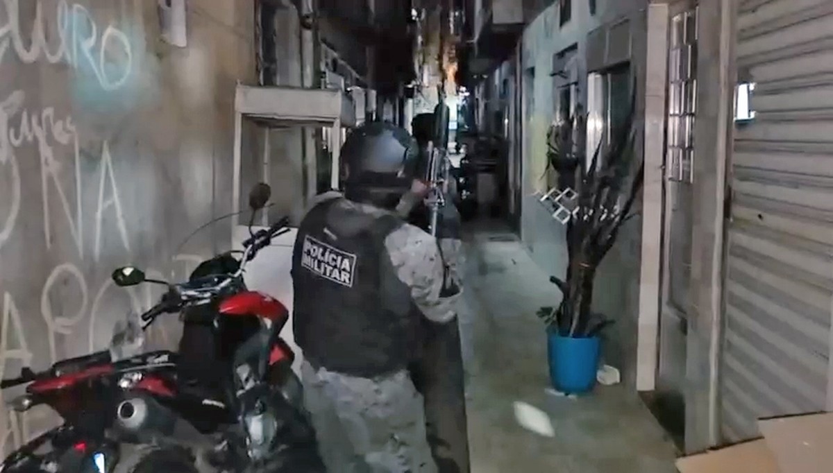 PM faz operação no Complexo da Maré para prender ladrões de cargas