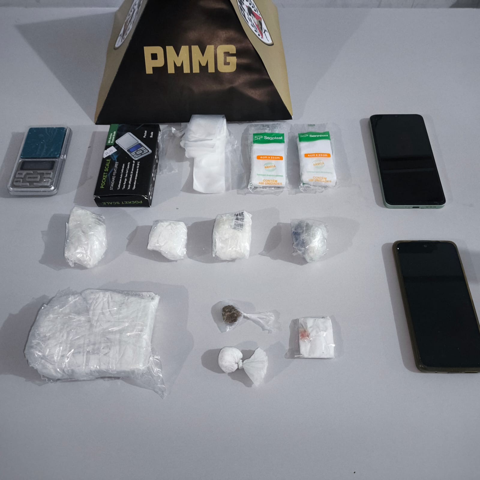 PM suspeita de homem com mãos sujas de pó branco e apreende porções de cocaína em Salinas