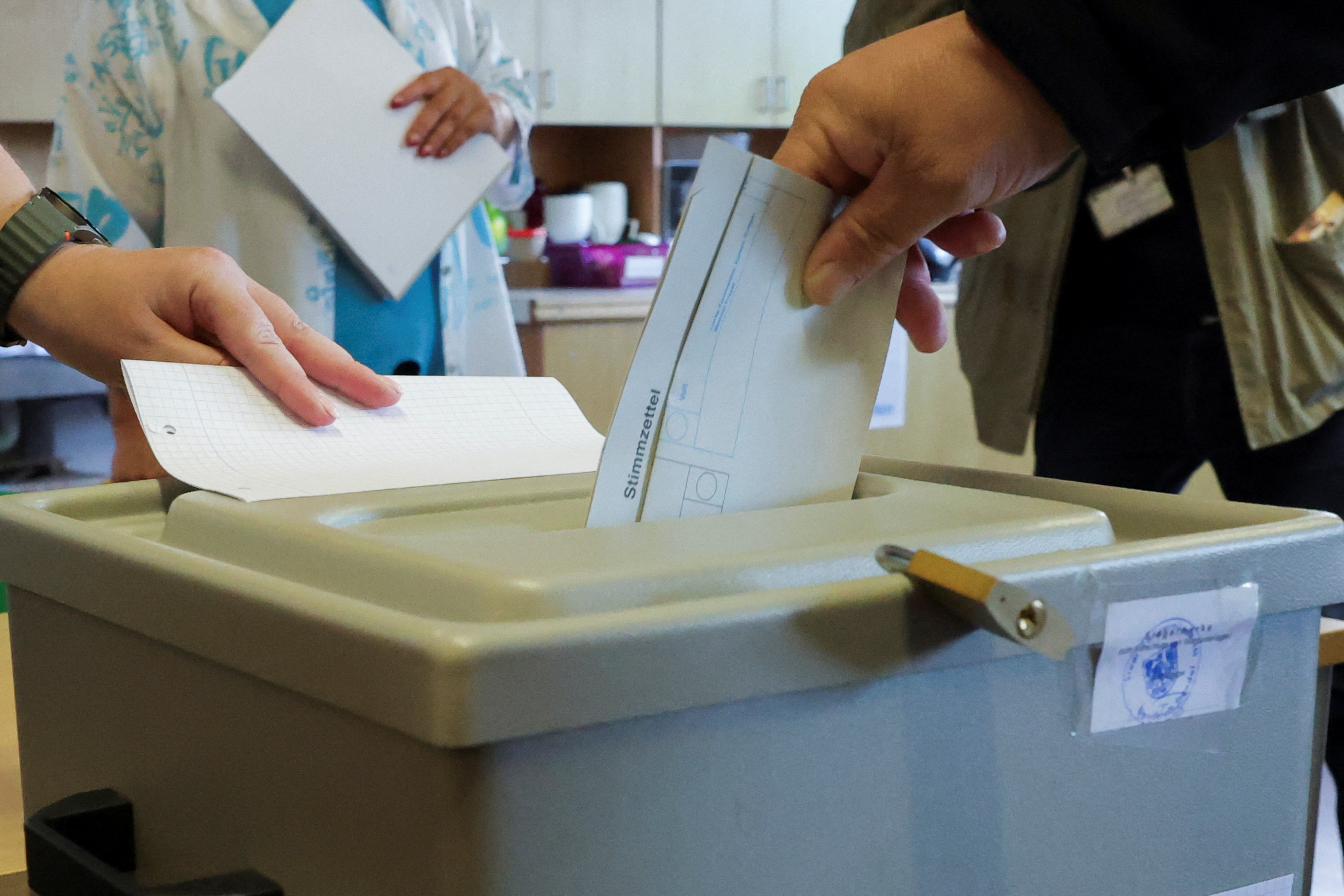 Urnas abrem na Alemanha em eleição estadual que pode dar vitória histórica à extrema direita